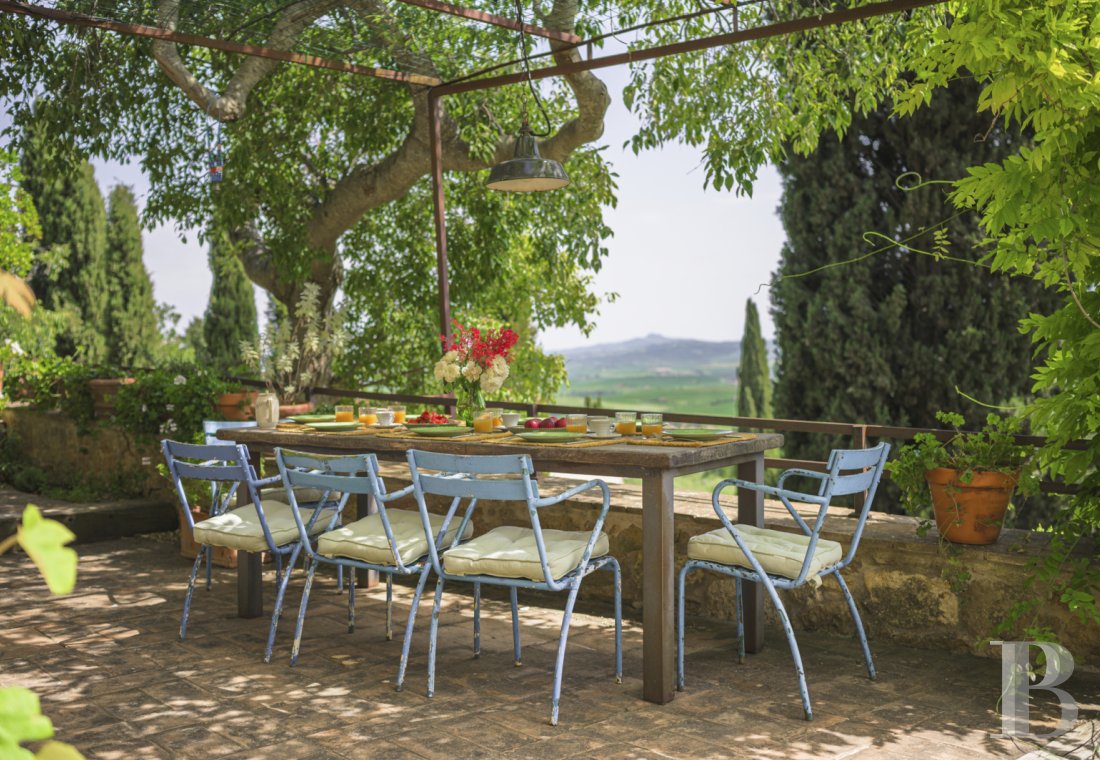 An old olive grove farmhouse restored to its former glory, overlooking the countryside in the Val d'Orcia in Tuscany - photo  n°3